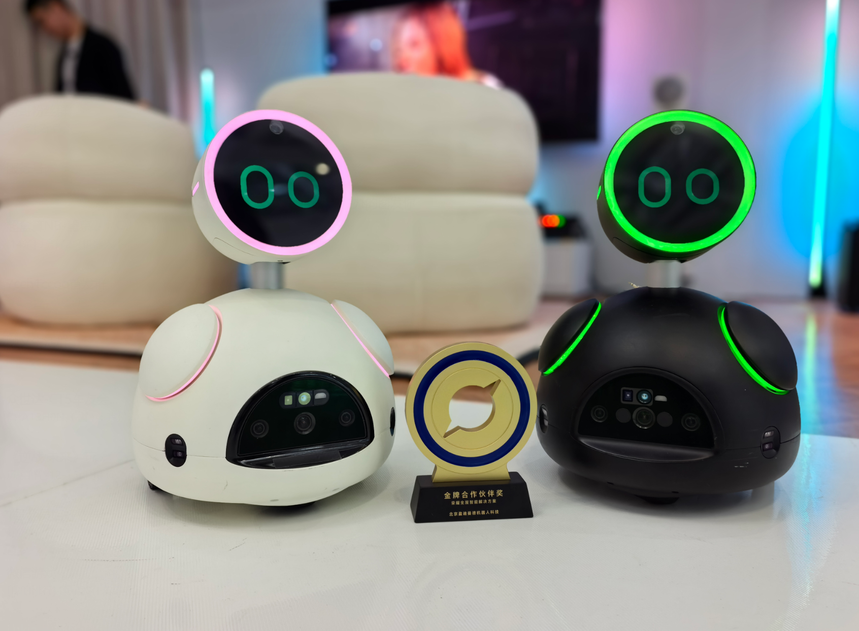 INDEMIND携手荣耀：Donutbot"多多"全面支持荣耀全屋智能生态，即将登陆线下体验店！